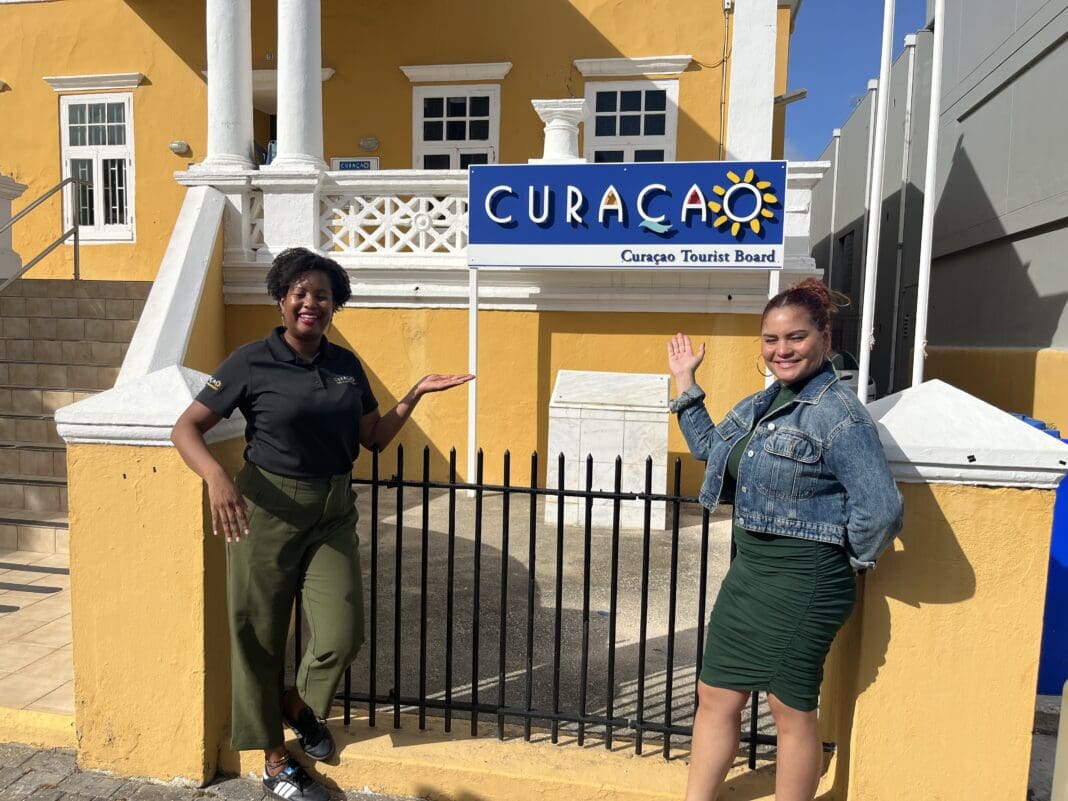 Curaçao - Turismo Curaçao Elaine Francisca, gerente regional para América do Sul do escritório de Turismo de Curaçao e Swetlana Schotborg, coordenadora de marketing no escritório de Turismo de Curaçao - Crédito: Alexandra Mato Ramos / DT