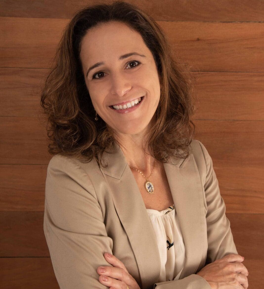 Cristiane Dart, vice-presidente de Comunicação e Marketing da IAWA; chefe de comunicação DEI (Diversidade, Equidade e Inclusão) e gerente sênior de marketing da SITA nas Américas - Foto: divulgação - mulher na aviação