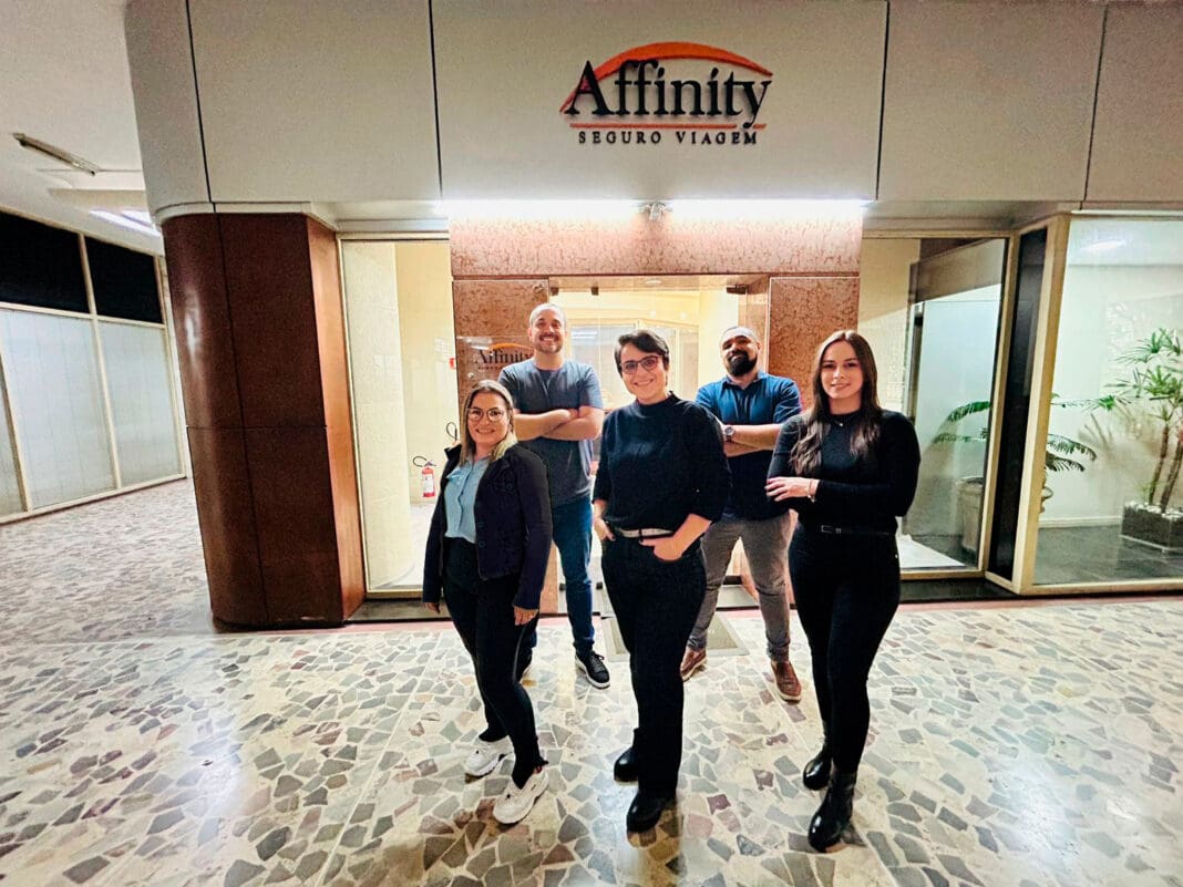 Luciane Câmara entre Tatiane Silva e Thais Mendes. Ao fundo, Rodrigo Almeida e Rafael Braz - Foto: divulgação Luciane Câmara entre Tatiane Silva e Thais Mendes. Ao fundo, Rodrigo Almeida e Rafael Braz - Foto: divulgação Affinity