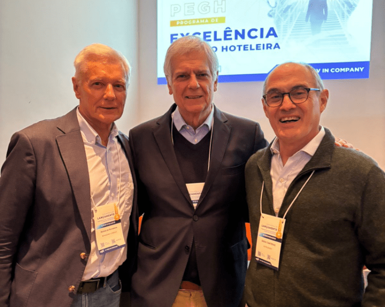 Mestres da hospitalidade e do turismo Roland de Bonadona (BHC Consultoria), Caio Luiz de Carvalho (FGV) e Diogo Canteras (Hotelinvest) - Foto: divulgação