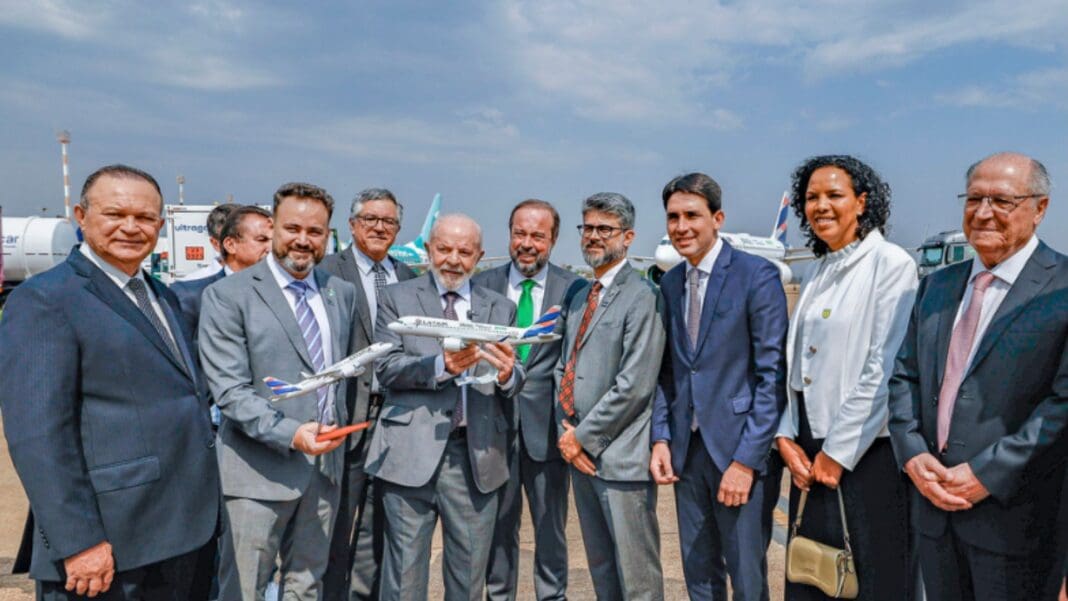 Na primeira imagem: Carlos Brandão (governador do Maranhão), Bruno Espinoza (LATAM), Alexandre Padilha (ministro das Relações Institucionais), presidente Lula, Alexandre Silveira (ministro de Minas e Energia), Eduardo Macedo (LATAM), Silvio Costa Filho (Ministro de Portos e Aeroportos), Jurema Monteiro (ABEAR) e o vice-presidente Geraldo Alckmin. - Foto: Ricardo Stuckert/PR
