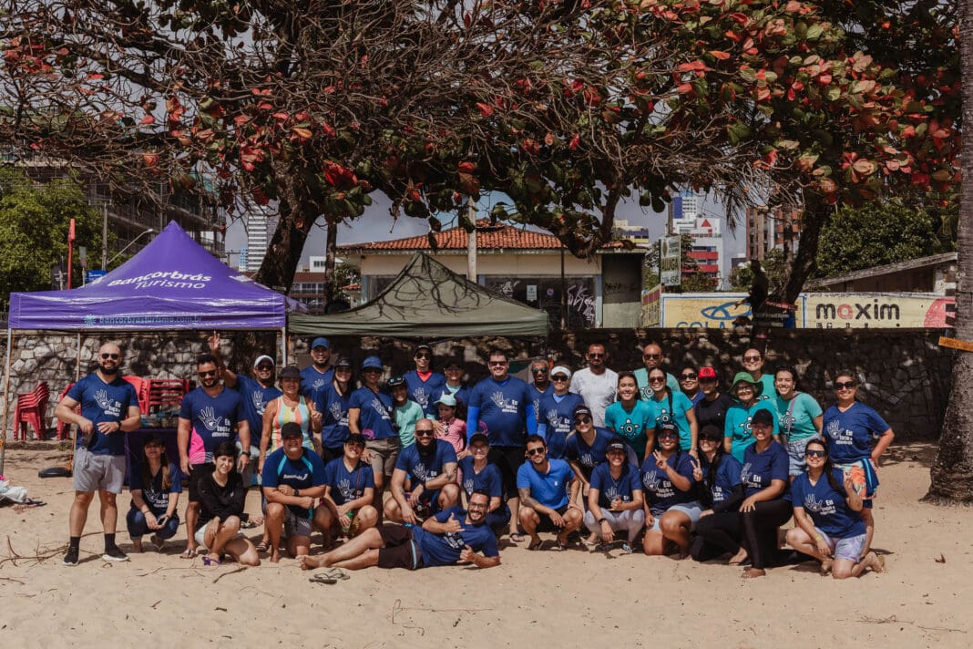Voluntários se reúnem para limpar a Praia de Manaíra, em João Pessoa_Divulgação Voluntários se reúnem para limpar a Praia de Manaíra, em João Pessoa_Divulgação