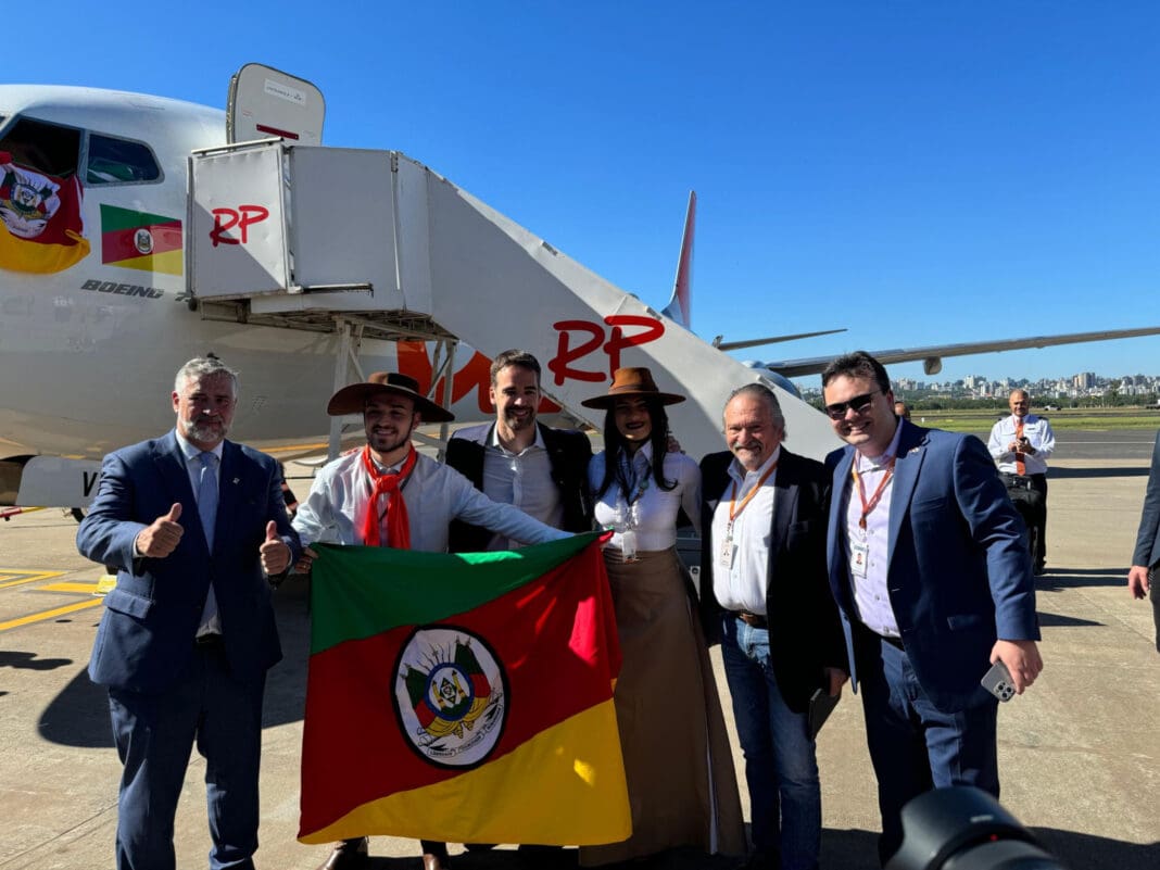 No desembarque do voo G3 1210 em Porto Alegre, da esq. para a dir., o ministro Paulo Pimenta, o colaborador Nicolas Camargo, o governador Eduardo Leite (ao centro), a colaboradora Renatiele Oliveira, Alberto Fajerman, do conselho presidencial da GOL, e Matheus Motta, gerente de Planejamento de Infraestrutura Aeroportuária da Companhia (Foto: Pedro Menezes) No desembarque do voo G3 1210 em Porto Alegre, da esq. para a dir., o ministro Paulo Pimenta, o colaborador Nicolas Camargo, o governador Eduardo Leite (ao centro), a colaboradora Renatiele Oliveira, Alberto Fajerman, do conselho presidencial da GOL, e Matheus Motta, gerente de Planejamento de Infraestrutura Aeroportuária da Companhia (Foto: Pedro Menezes)