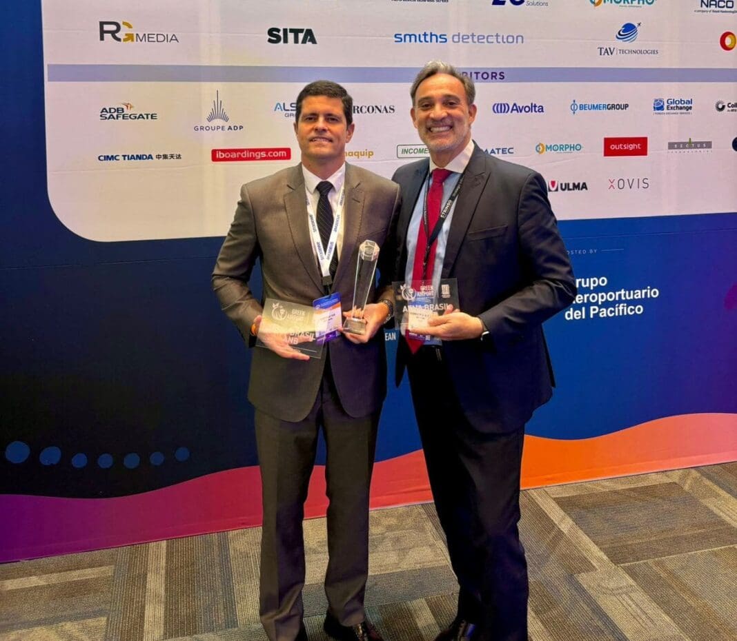 Diretor-presidente da Aena Brasil, Santiago Yus, e diretor-executivo do Aeroporto de Congonhas, Kleber Meira, recebem o prêmio Green Airport Recognition - Foto: divulgação Diretor-presidente da Aena Brasil, Santiago Yus, e diretor-executivo do Aeroporto de Congonhas, Kleber Meira, recebem o prêmio Green Airport Recognition - Foto: divulgação
