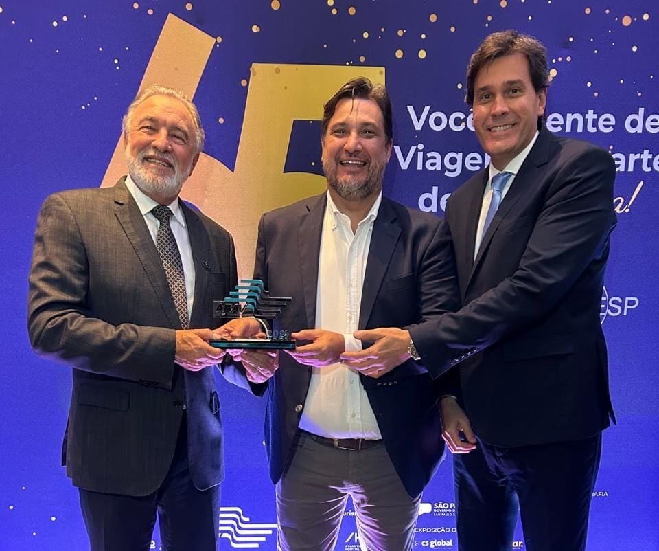 O presidente Celso Guelfi, o representante comercial Agenor Bertoni e o coordenador nacional de vendas Rogí¨rio Esteves, receberam o troféu Foto: Divulgação O presidente Celso Guelfi, o representante comercial Agenor Bertoni e o coordenador nacional de vendas Rogèrio Esteves, receberam o troféu Foto: Divulgação GTA