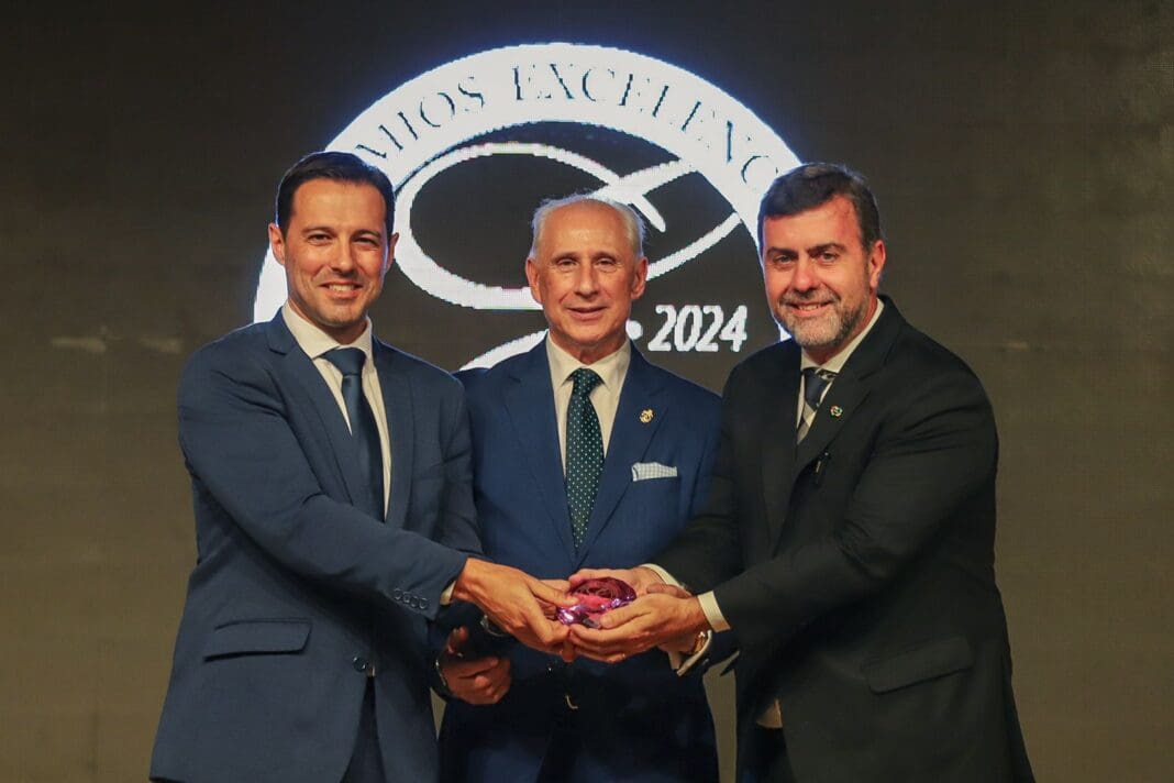 O CEO do Festuris Gramado, Eduardo Zorzanello, filho de Silvia, e o CEO do Grupo Excelências, José Santiago, entregaram a honraria ao presidente da Embratur, Marcelo Freixo. - Festuris/Divulgação