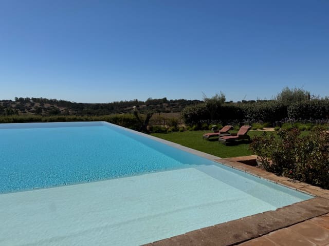 Vista da Herdade da Malhadinha Nova no Alentejo ( foto Simone Barros) Vista da Herdade da Malhadinha Nova no Alentejo ( foto Simone Barros)