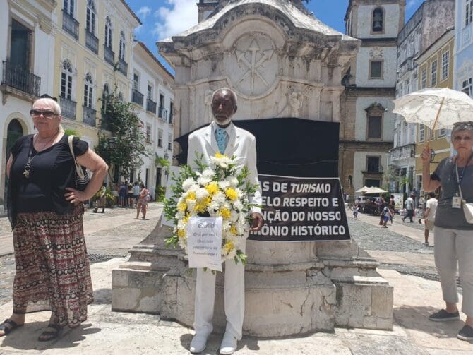 Clarindo Silva levou coroa de flores em homenagem à vítima da tragédia, Giulia Panchoni Righetto, a quem chamou de mártir. (Fotos: crédito: Duda Tawil – Portal Turismo Total ) Salvador