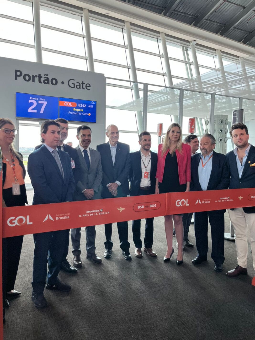 Corte de faixa do voo inaugural Brasília-Bogotá, que aconteceu em BSB na última terça (4). Da esq. para a dir.: Amanda Ferreira, gerente da base BSB da GOL; Cristiano Araujo, secretário de Turismo do Distrito Federal (DF); Marcelo Freixo, presidente da Embratur; Guillermo Rivera, embaixador da Colômbia no Brasil; Paco Britto, secretário de Relações Institucionais do DF; Danillo Barbizan, diretor de Canais de Vendas da GOL; Renata Fonseca, Chief Legal Officer (CLO) e diretora de Relações Governamentais e Institucionais da GOL; Alberto Fajerman, conselheiro da Presidência da GOL; e Andres Diaz, diretor Comercial da ProColombia (Foto: Divulgação GOL) Corte de faixa do voo inaugural Brasília-Bogotá, que aconteceu em BSB na última terça (4). Da esq. para a dir.: Amanda Ferreira, gerente da base BSB da GOL; Cristiano Araujo, secretário de Turismo do Distrito Federal (DF); Marcelo Freixo, presidente da Embratur; Guillermo Rivera, embaixador da Colômbia no Brasil; Paco Britto, secretário de Relações Institucionais do DF; Danillo Barbizan, diretor de Canais de Vendas da GOL; Renata Fonseca, Chief Legal Officer (CLO) e diretora de Relações Governamentais e Institucionais da GOL; Alberto Fajerman, conselheiro da Presidência da GOL; e Andres Diaz, diretor Comercial da ProColombia (Foto: Divulgação GOL)