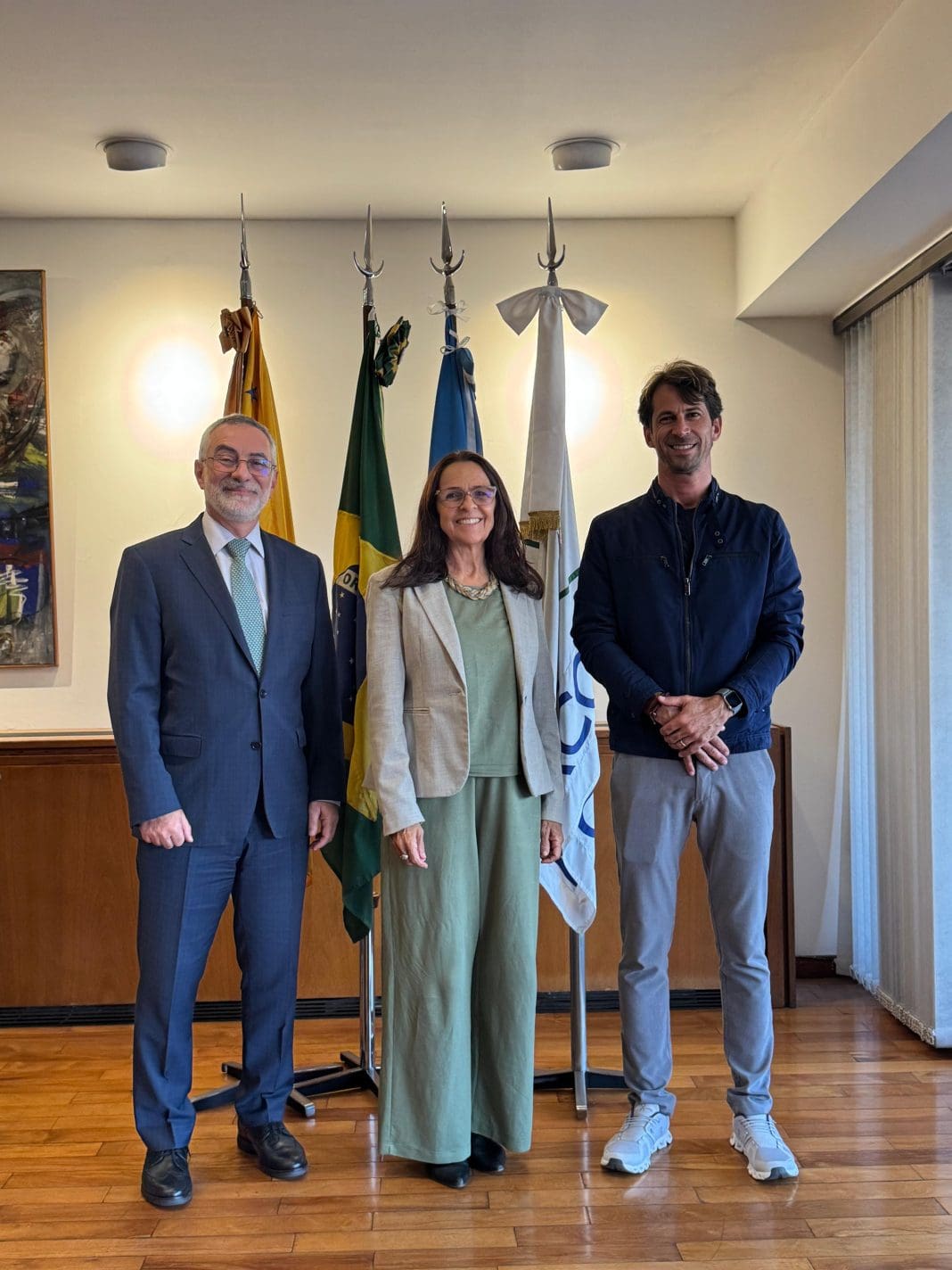 Argentina - Julio Bitelli (embaixador Brasil), Maria Ines Oliveros(CFCVB) e Davi Barcelos (Setur CF) - Foto: divulgação