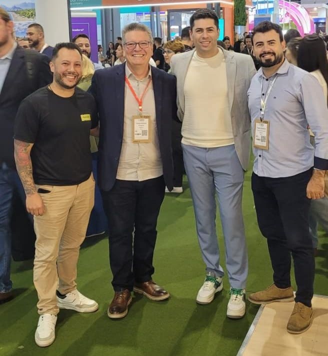 CEO da Parksnet, Thiago Samejima e da Redetur, Juarez Barroso, acompanhados dos diretores Rudi Souza (Parksnet) e Diego Quadros Gonçalves (Redetur)