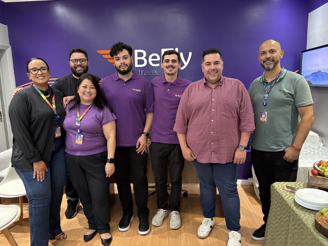 Equipe de franchising e franqueado Equipe BeFly Travel - crédito: divulgação