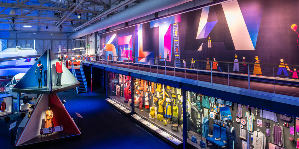Spirit Hangar, uma das novas áreas do Delta Flight Museum, que recria a história da companhia dos anos de 1960 até a atualidade - (Crédito desta e das demais fotos deste comunicado: Delta AirLines/Divulgação) Spirit Hangar, uma das novas áreas do Delta Flight Museum, que recria a história da companhia dos anos de 1960 até a atualidade - (Crédito desta e das demais fotos deste comunicado: Delta AirLines/Divulgação)