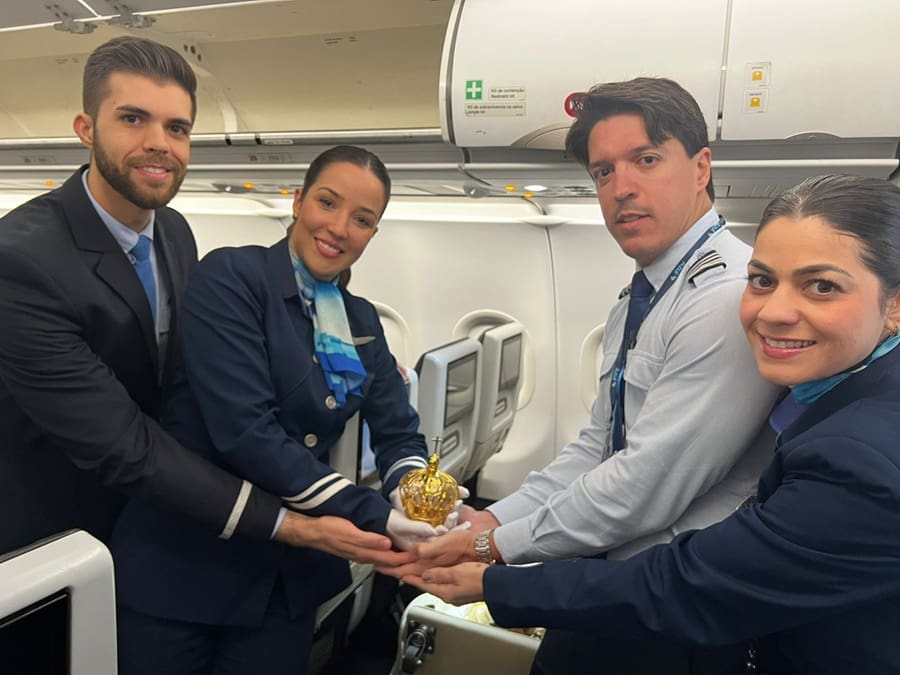 Tripulantes da Azul acompanhando ação de transporte da imagem de Nossa Senhora de Fátima imagem peregrina