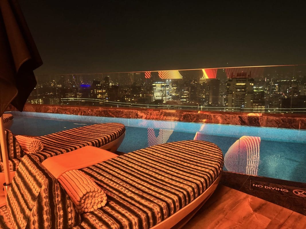 Piscina no rooftop do novo W São Paulo - Crédito: Simone Barros