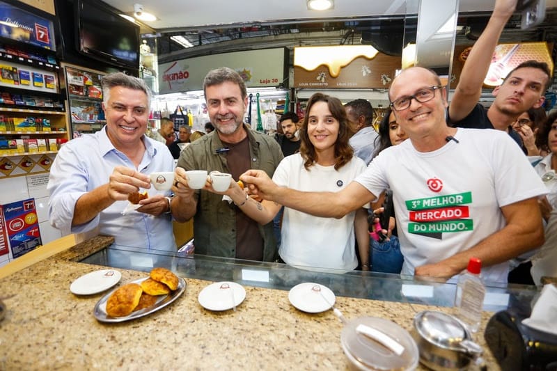 Freixo revelou a iniciativa na tarde desta quinta-feira (22), no Mercado Central, em coletiva de imprensa ao lado do prefeito da cidade, Álvaro Damião. [Foto: Júnia Garrido/Divulgação PBH] - Belo Horizonte