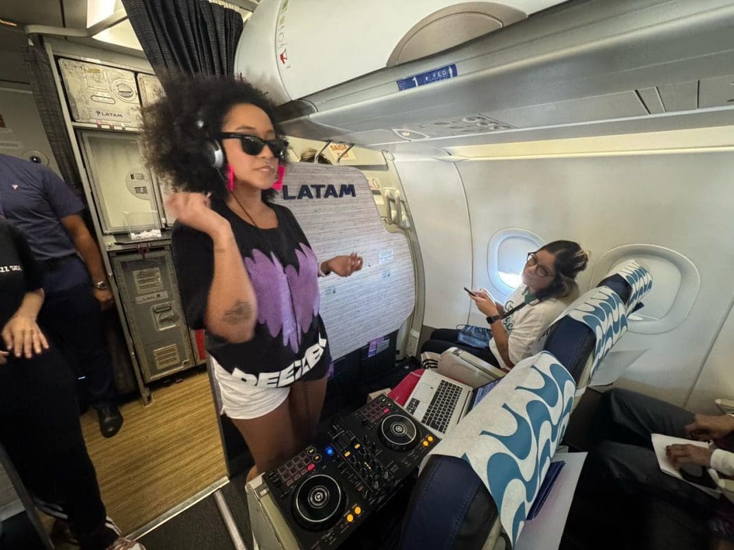 Voo da LATAM em parceria com a Deezer teve DJ a bordo, brindes temáticos do show e sorteio de ingressos para área exclusiva (Divulgação LATAM)