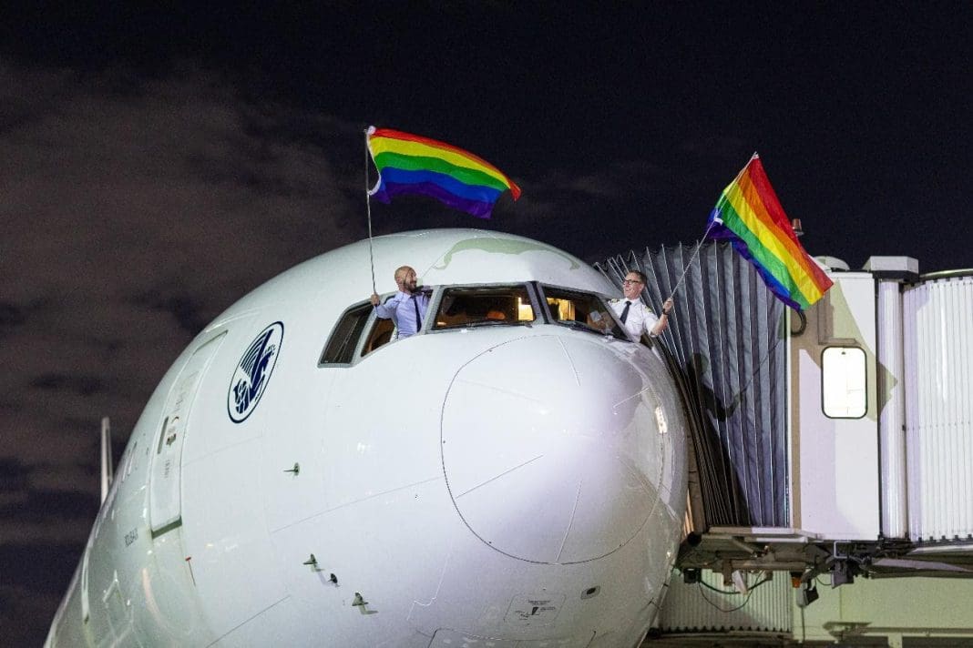 Pilotos do voo em homenagem ao Dia Internacional contra a LGBTfobia - Foto: divulgação Air France Pilotos do voo em homenagem ao Dia Internacional contra a LGBTfobia - Foto: divulgação Air France
