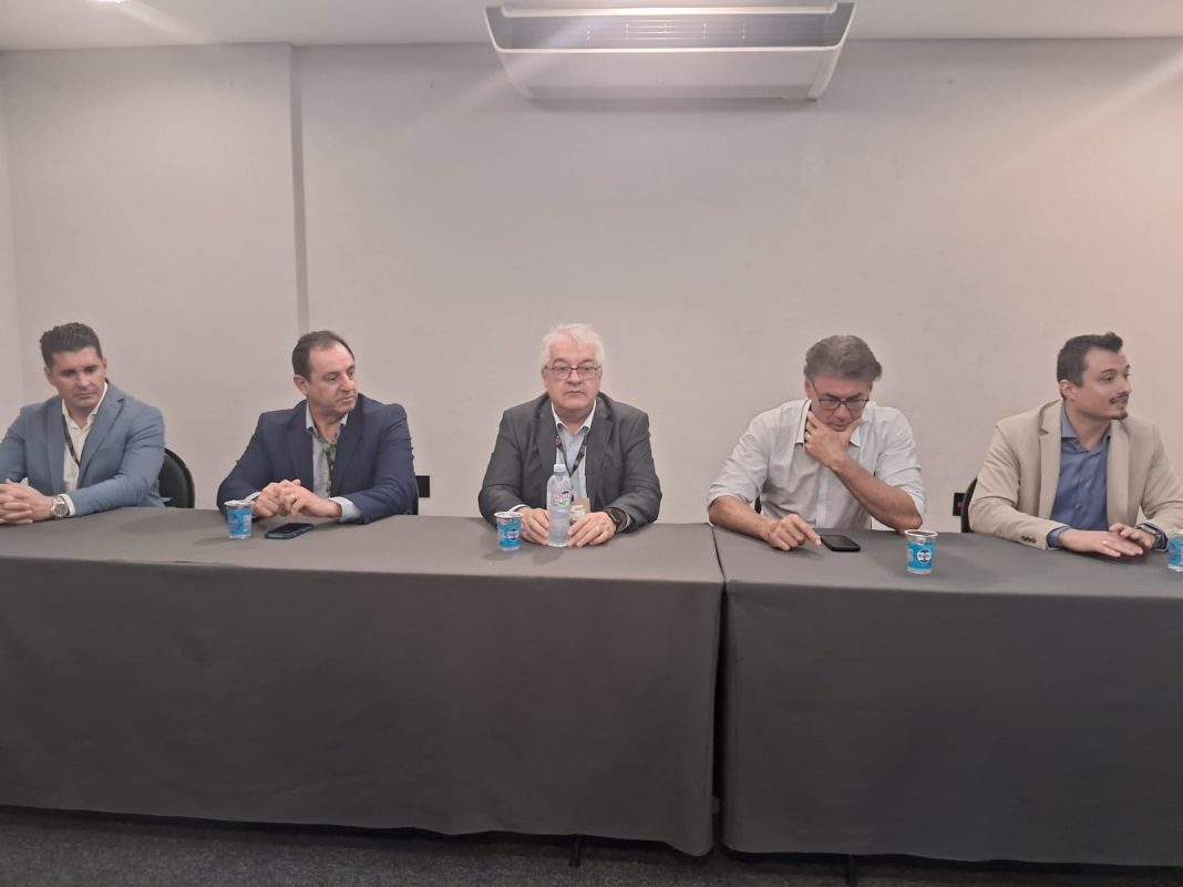 Jaime Mendes, Presidente do Visit Iguassu; Irapuan Cortes, Diretor-presidente do Viaje Paraná, Irapuan Cortes; Paulo Angeli, idealizador do FITCataratas; Leonaldo Paranhos, Secretário do Turismo do Paraná, Leonaldo Paranhos e Jin Petrycoski, Secretário de Turismo de Foz do Iguaçu (Foto: DT)