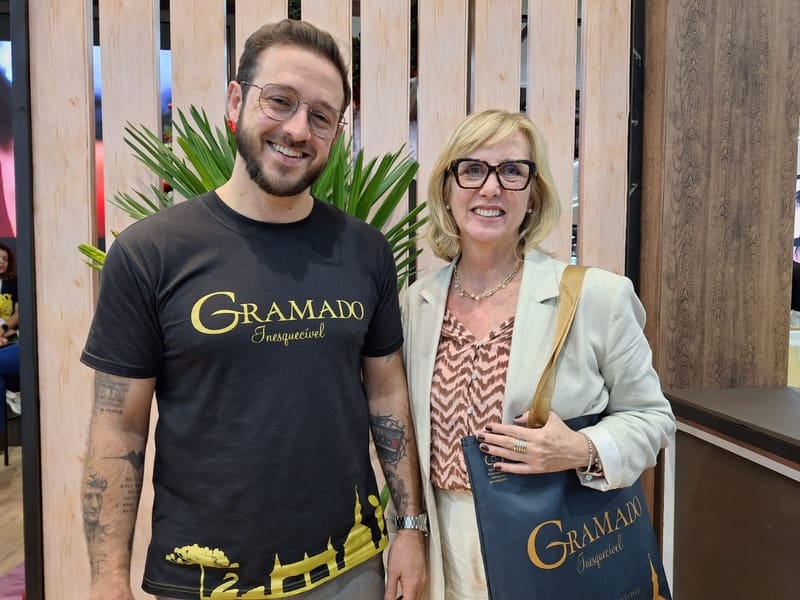 Ricardo Bertolucci, secretário de turismo de Gramado, e Karem Basulto, diretora-geral da AVIAREPS Brasil (Crédito: Divulgação) Ricardo Bertolucci, secretário de turismo de Gramado, e Karem Basulto, diretora-geral da AVIAREPS Brasil (Crédito: Divulgação)