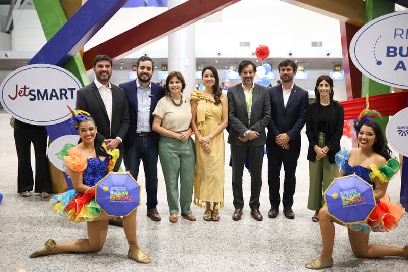 Kayo Maniçoba, Secretário de Turismo de Pernambuco, Eduardo Loyo, Presidente da Empetur, Priscila Krause, Vice-Governadora de Pernambuco, Verónica Marambio, Gerente Comercial de Mercados Internacionais e Desenvolvimento Regional da JetSMART, Jesús Campo Hortas, Diretor de Operações e Infraestrutura da Aena no Brasil, Fábio Montanheiro, Gerente de Inteligência de Dados e Competitividade da Embratur, e Lucila Caviglia, vice-cônsul do consulado da Argentina no Recife (Divulgação) - jetsmart