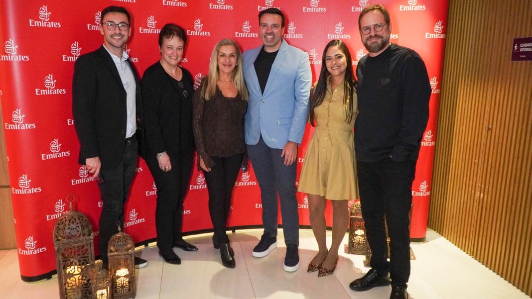 Miguel Ramos, da Flytour, Karin Lima e Regina Carrelhas, da Emirates, com Fernando Lermi, Danieli Dantas, e Luti Guimarães, da Flytour - Foto: divulgação