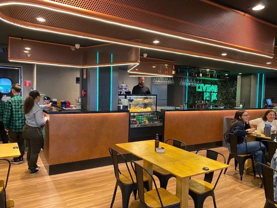 Hoje, o terminal oferece quase 40 restaurantes, lojas e serviços, com foco na melhor experiência do passageiro - Foto: divulgação Motiva Foz do Iguaçu