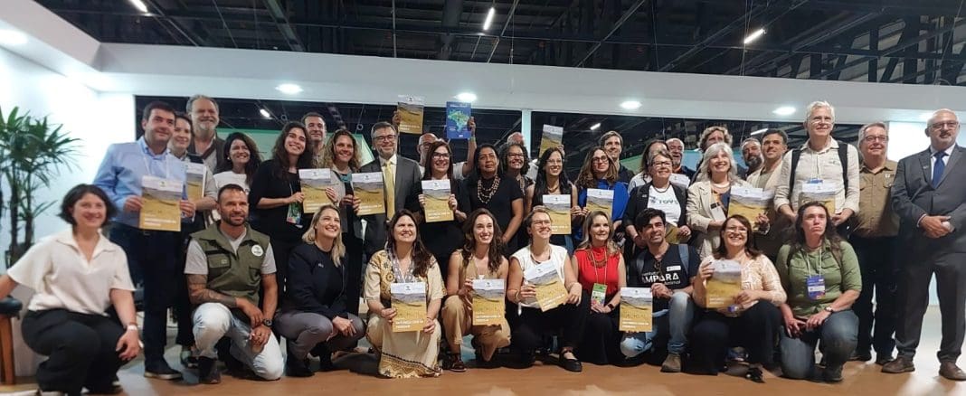 Representantes do ICMBio, organizações parceiras e sociedade civil durante o lançamento do Programa Natureza com Pessoas, no 9º Salão Nacional do Turismo, em São Paulo (Foto: Cibele Quirino)