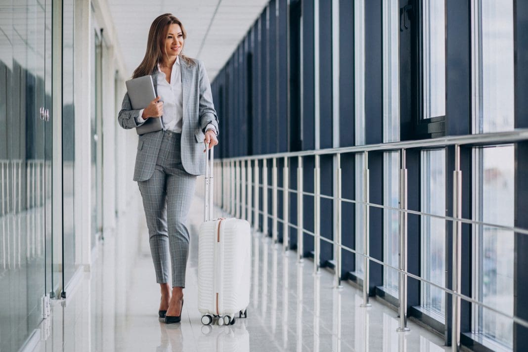 Viagens corporativas seguem em alta, movimentando R$ 8,3 bilhões em julho e impulsionando o turismo de negócios no Brasil - Foto: Freepik