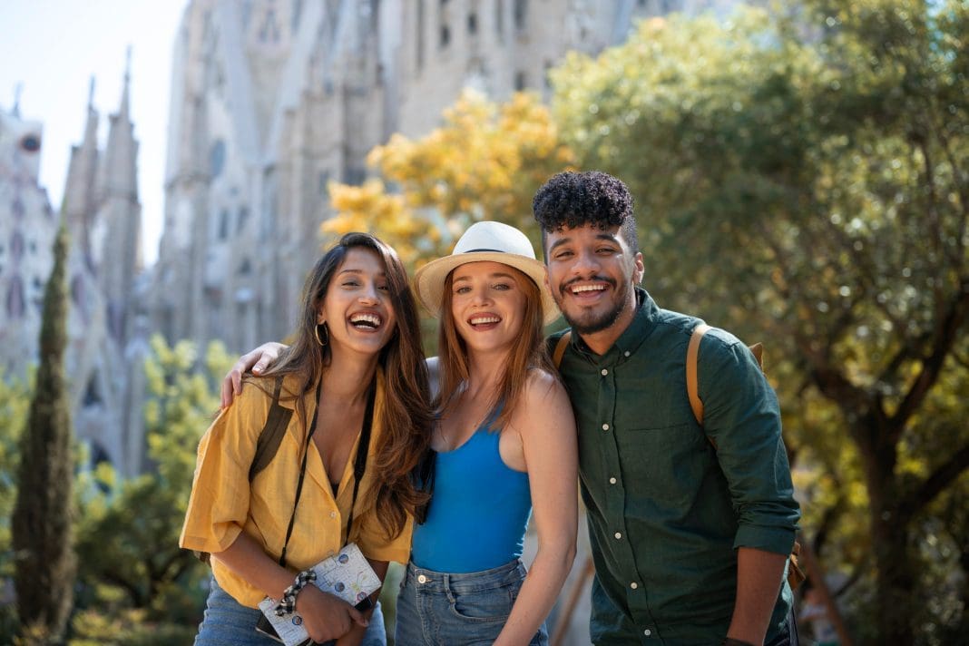 Turismo brasileiro celebra faturamento recorde de R$ 108 bilhões no primeiro semestre de 2025, consolidando o setor como força econômica nacional - Foto: Freepik