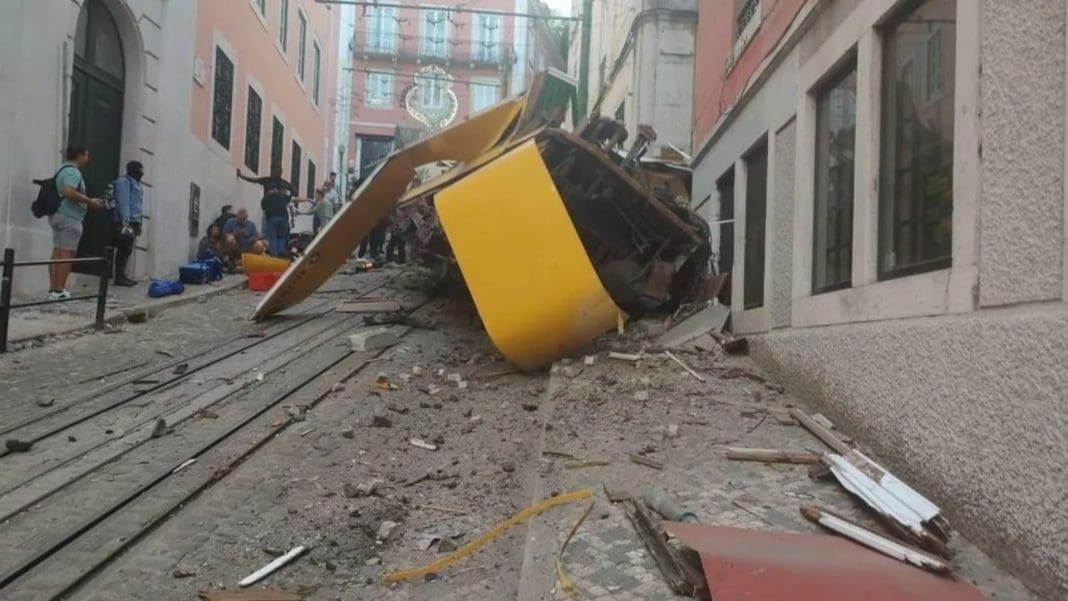Elevador da Glória descarrila em Lisboa e deixa ao menos 20 feridos (Reprodução CNN Portugal)