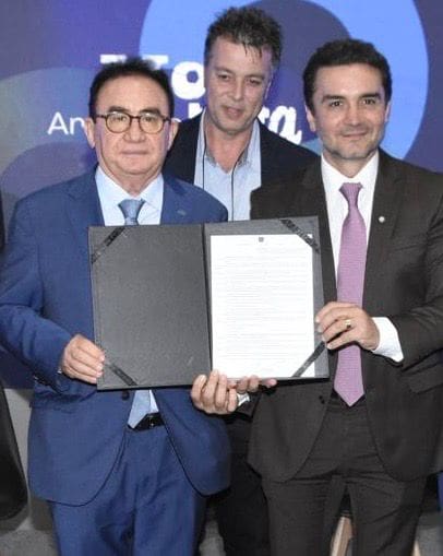 Manoel Linhares, presidente da ABIH Nacional, e Celso Sabino, ministro do Turismo, durante a assinatura das portarias que oficializam o check-in eletrônico e a diária de 24 horas na hotelaria brasileira - Foto: divulgação