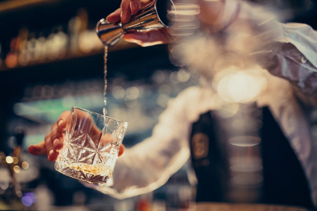 19783 Representantes da Fhoresp e da ABCF reforçam a importância do controle na produção de bebidas e pedem a retomada do Sicobe para evitar novas fraudes - Foto: Freepik