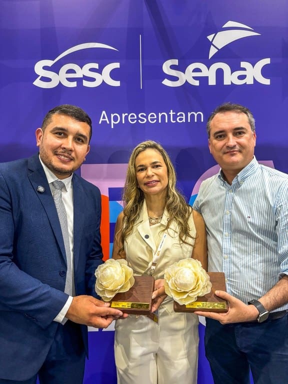 Alex Albuquerque, presidente da ABBTUR, ao lado de Rosália Lucas, secretária de Turismo e Desenvolvimento Econômico da Paraíba (SETDE), e Ferdinando Lucena, presidente da Empresa Paraibana de Turismo (PBTur), durante a entrega do Prêmio Nacional ABBTUR Mérito & Talento 2025 - Foto: Governo da Paraíba