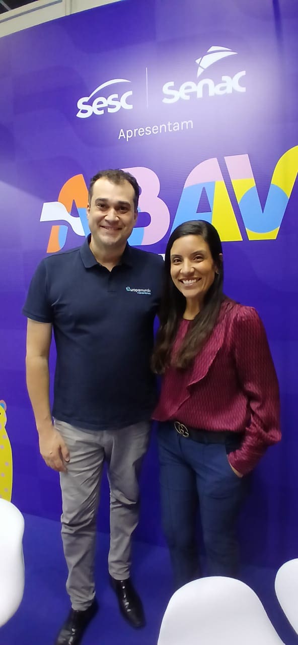 WhatsApp Image 2025-10-08 at 19.08.22 (1) Clayton Araújo, gerente comercial da Europamundo, e Isadora Simões, executiva responsável pelo mercado Norte e Nordeste, durante a ABAV Expo 2025, no Rio de Janeiro - Foto: Paulo Atzingen