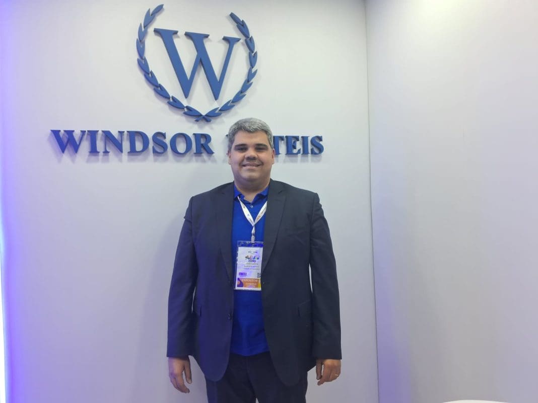 Vitor Almeida, gerente de Marketing da Rede Windsor Hoteis, durante a ABAV Expo 2025, no Rio de Janeiro - Foto: Cecília Fazinni