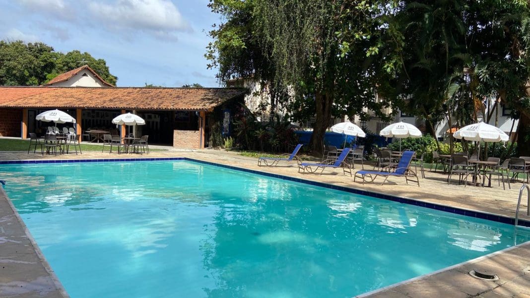 Área de lazer com piscina ao ar livre convida ao relaxamento cercado pela atmosfera histórica de Vassouras - Foto: divulgação - Mara Palace Hotel
