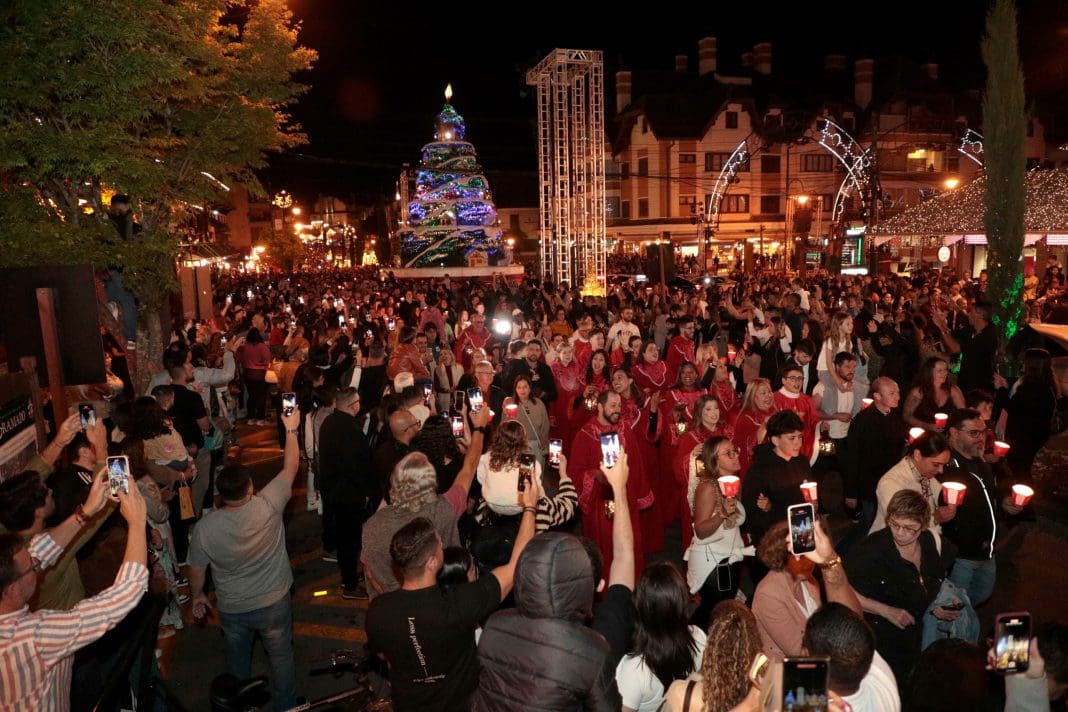 Público participa do tradicional Caminho de Luzes na abertura do 40° Natal Luz de Gramado, na Serra Gaúcha - Foto: Cleiton Thiele/Serra Press