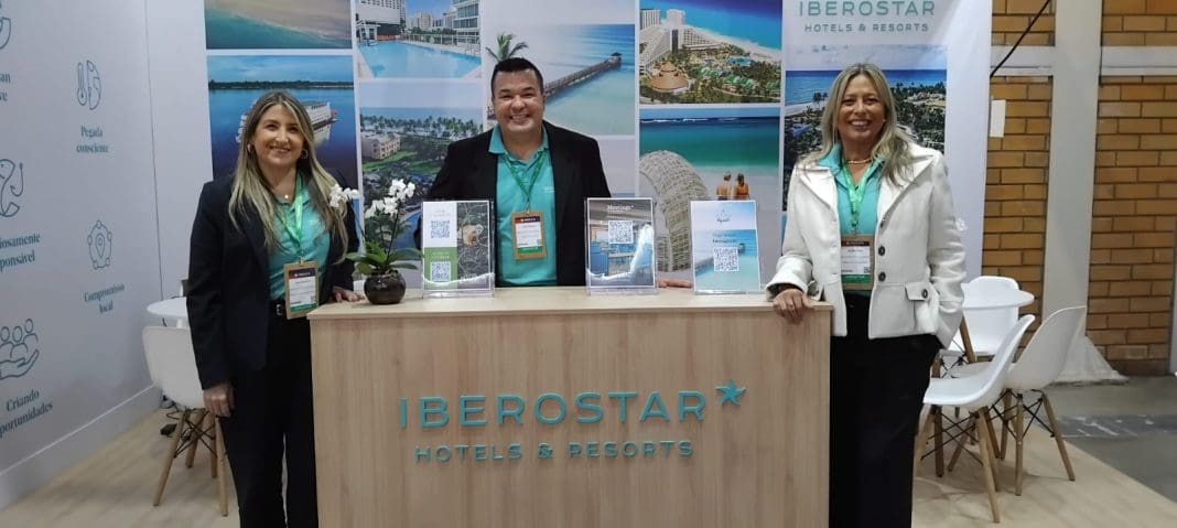 Iberostar No estande da Iberostar no Festuris 2025, em Gramado (RS): Jamila Garavito, gerente executiva MICE Brasil; Luan Barbosa, gerente de contas; e Helena Costa, gerente de vendas Brasil. (Crédito: DT)