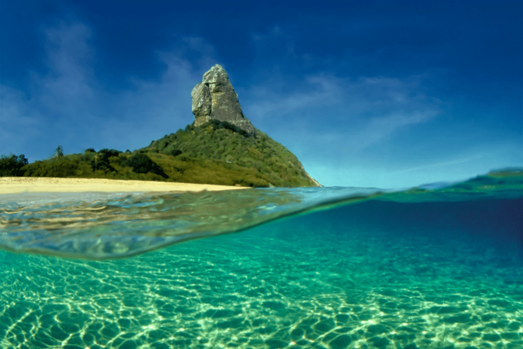 Morro do Pico, Fernando de Noronha. Crédito_Divulgaçao Morro do Pico, Fernando de Noronha. Crédito: Divulgação