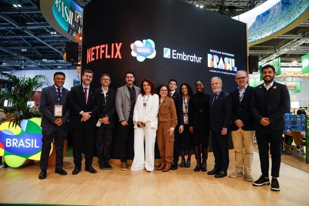 WhatsApp-Image-2025-11-04-at-14.25.07-1536x1023 (1) Marcelo Freixo e representantes da Netflix durante o lançamento do guia de turismo audiovisual brasileiro na WTM Londres — Crédito: Márcio Menasce/Embratur
