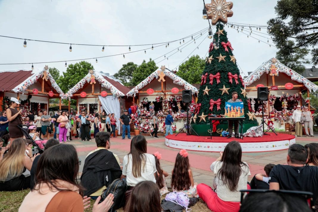 nova_vila_foto_cleiton1 Visitantes exploram a Vila de Natal, um dos espaços mais encantadores do 40º Natal Luz de Gramado — Crédito: Cleiton Thiele/Serra Press.