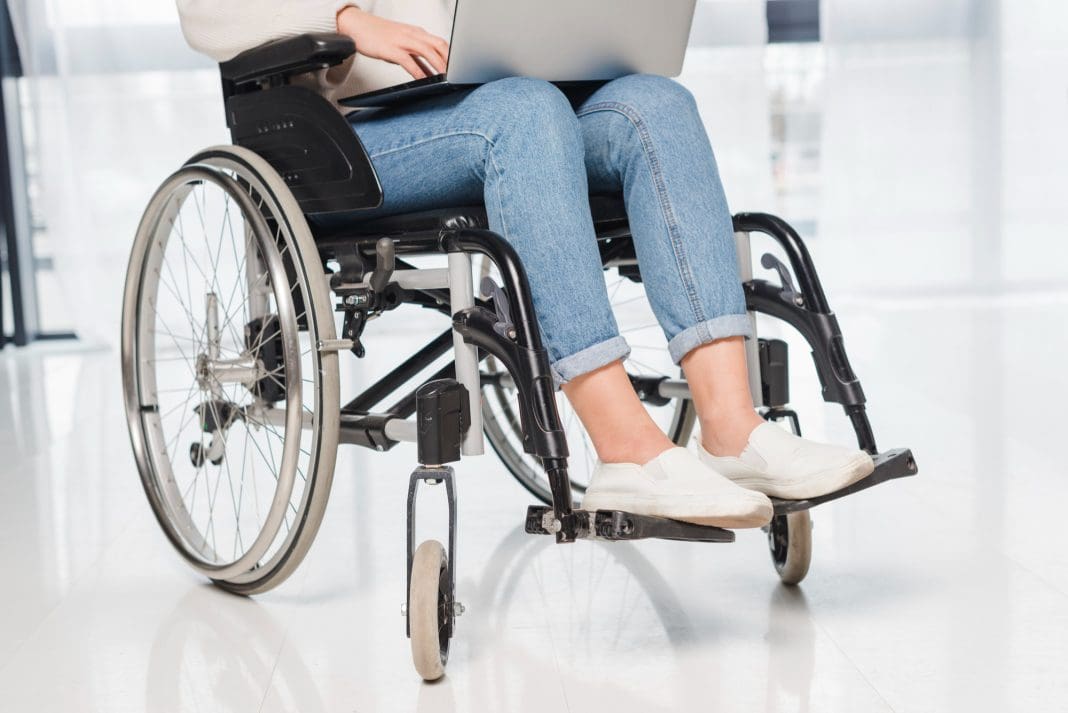 Justiça obriga Airbnb a pagar tratamento de hóspeda que ficou paraplégica após acidente - Crédito: Freepik