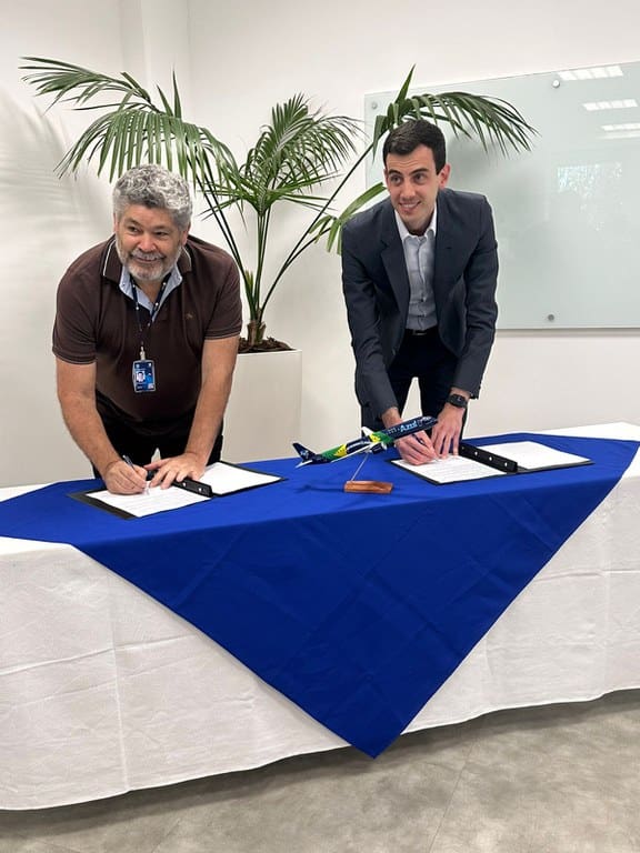 Representantes da Anac e da Azul assinam a renovação do Acordo de Cooperação Técnica - Crédito: divulgação