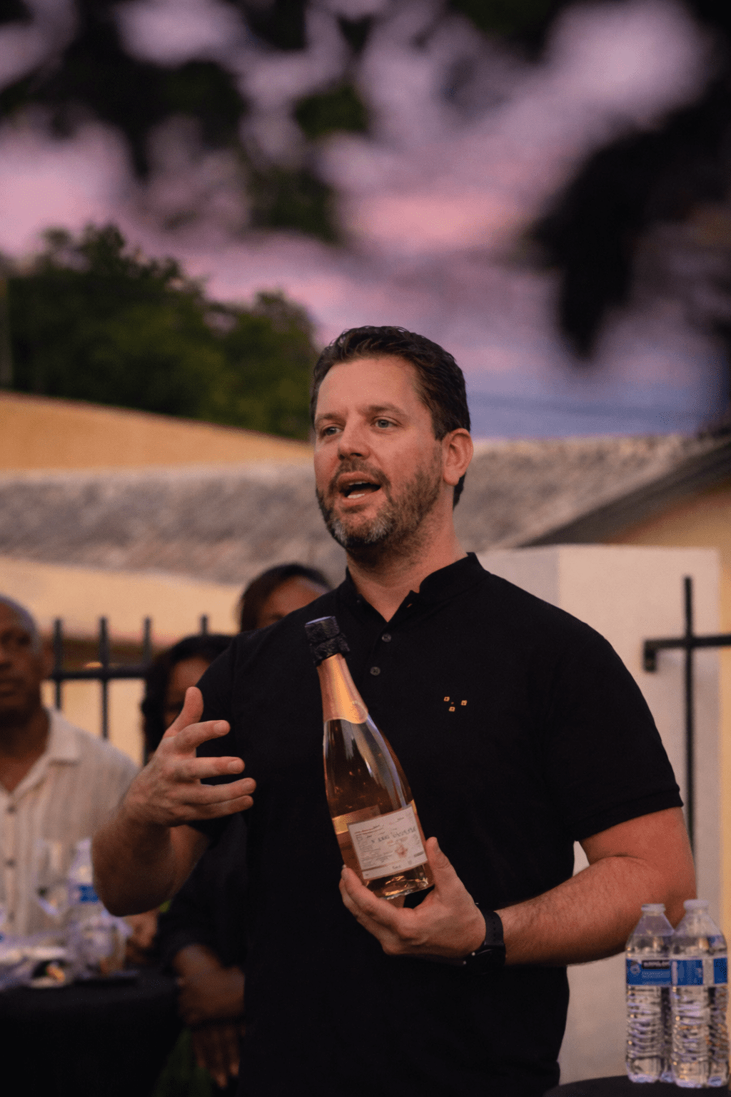 Eduardo Valduga apresentado a Casa Valduga em Curaçao. Credito Creative Media Curaçao Eduardo Valduga apresentado a Casa Valduga em Curaçao. Crédito: Creative Media Curaçao