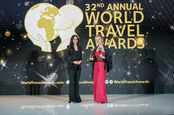 Sem doudpbd Justyna Valente, Head de Marketing & Branding da TAP, recebe os prêmios durante a cerimônia mundial no Bahrein. - Crédito: divulgação