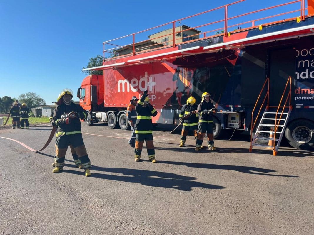 Med Truck, unidade móvel do Grupo Med+, leva treinamento avançado de resgate e combate a incêndio para aeroportos de todo o país. - Crédito: divulgação