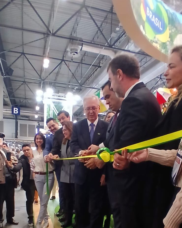 Corte da fita marca o início da participação brasileira na FITUR 2026, em Madri, com o presidente da Embratur, Marcelo Freixo, e autoridades - Crédito: Paulo Atzingen / Diário do Turismoi