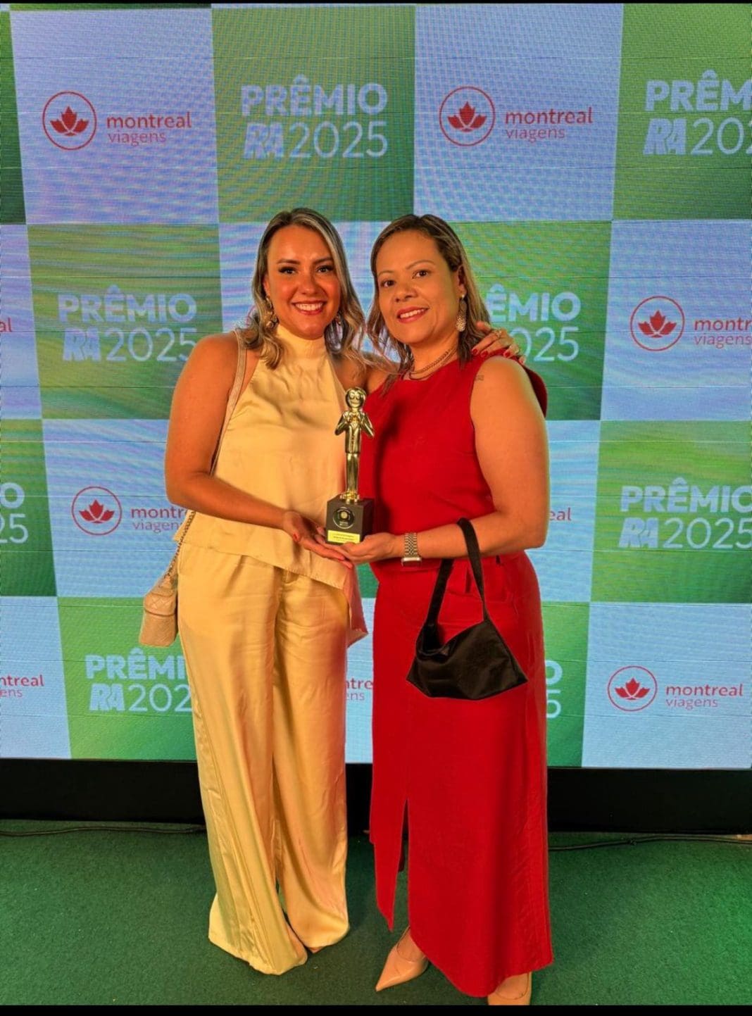 Representantes da Montreal Viagens na cerimônia do Prêmio Reclame Aqui. - Crédito: Divulgação