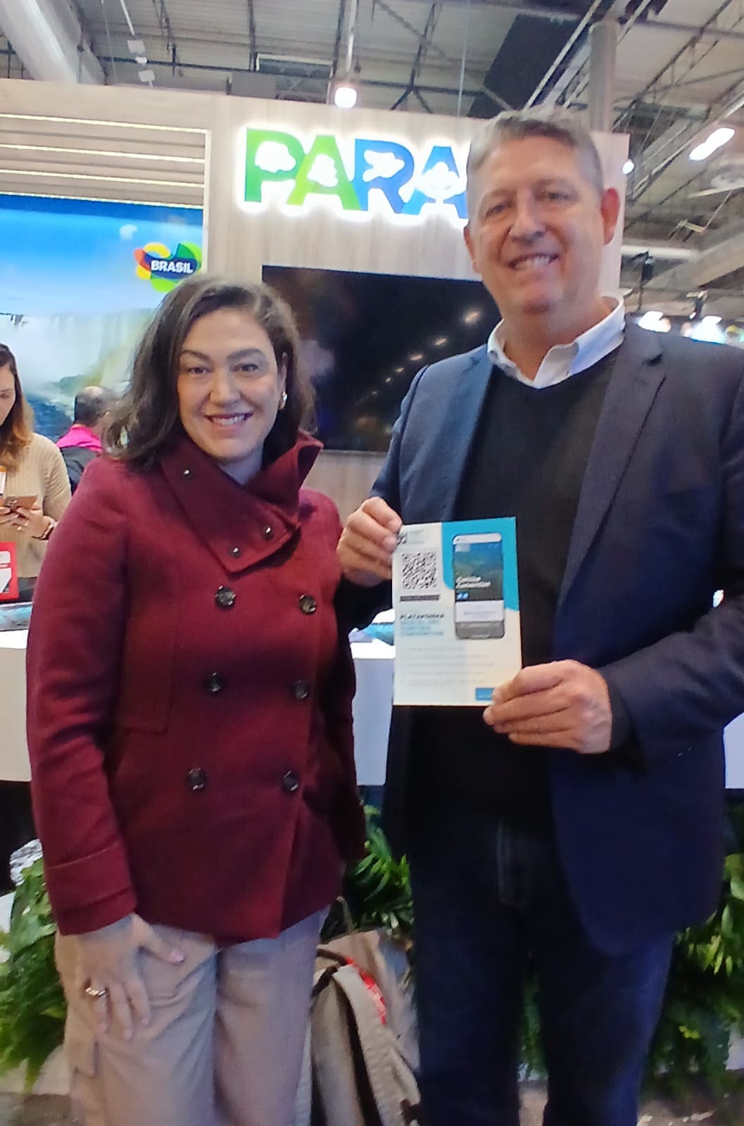 Wikitravel Cristiane Santos e Aroldo Schultz durante a FITUR 2026, em Madri, onde anunciaram a parceria entre o Curitiba Convention & Visitors Bureau e a WikiTravel. Crédito: Paulo Atzingen / Diário do Turismo